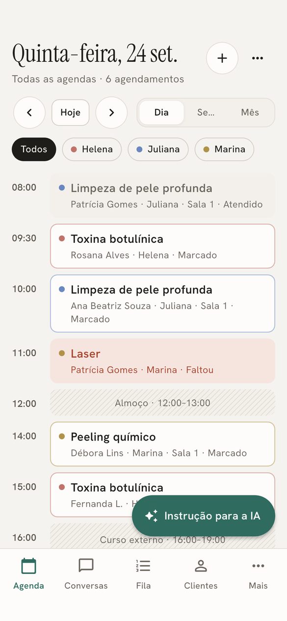 Agenda do dia no app do Koyomi, com os atendimentos de cada profissional